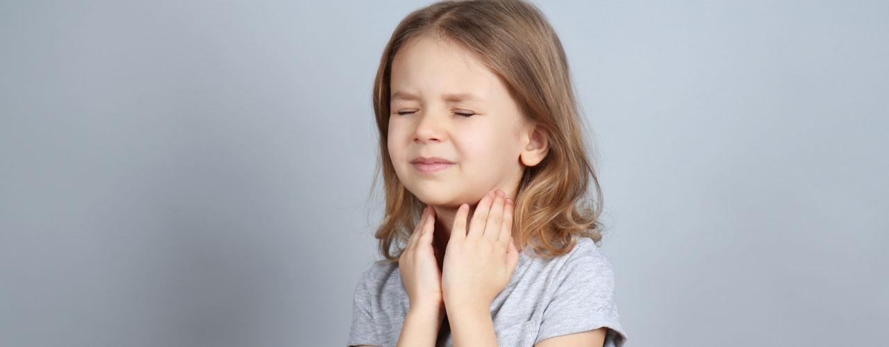 Mädchen mit Halsschmerzen