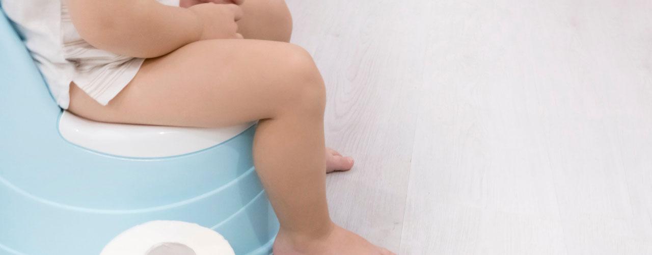 Kleinkind mit Verstopfung sitzt am Töpfchen