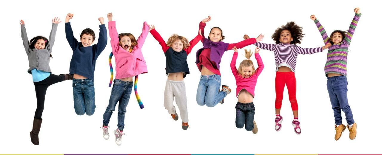 Kinder springen und freuen sich