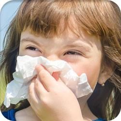Mädchen mit Heuschnupfen Allergie